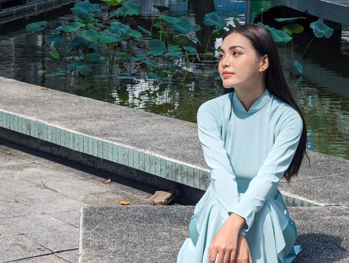 Trước đó, Hoàng Kim từng góp mặt trong nhiều đấu trường nhan sắc và giành giải như: top 10 Hoa khôi Nam Bộ, giải 3 duyên dáng áo dài năm 2020,...