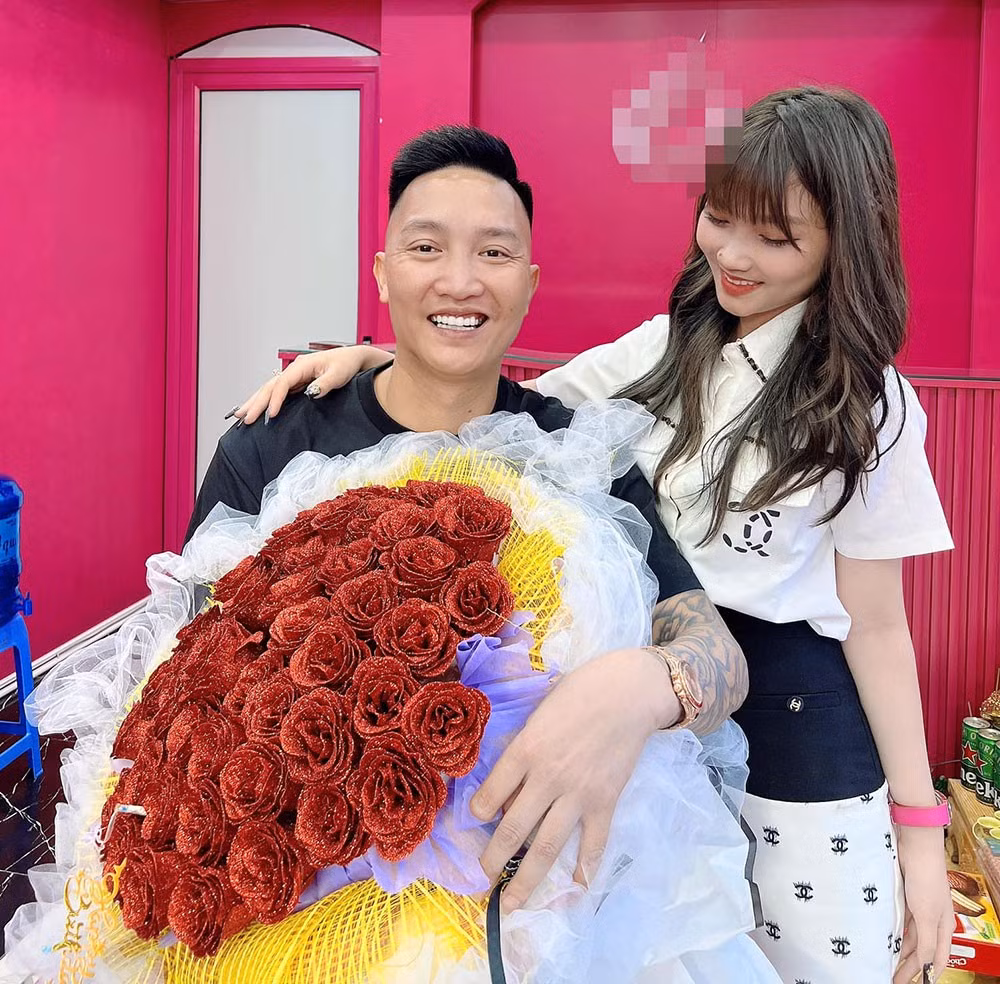 Nếu thường xuyên theo dõi trang cá nhân của "giang hồ mạng" Huấn Hoa Hồng, nhiều người dễ dàng nhận ra Trà thường xuất hiện cùng bố. Thậm chí, Huấn Hoa Hồng cũng nhiều lần chia sẻ hình ảnh con gái kèm thông báo 'tuyển rể'.