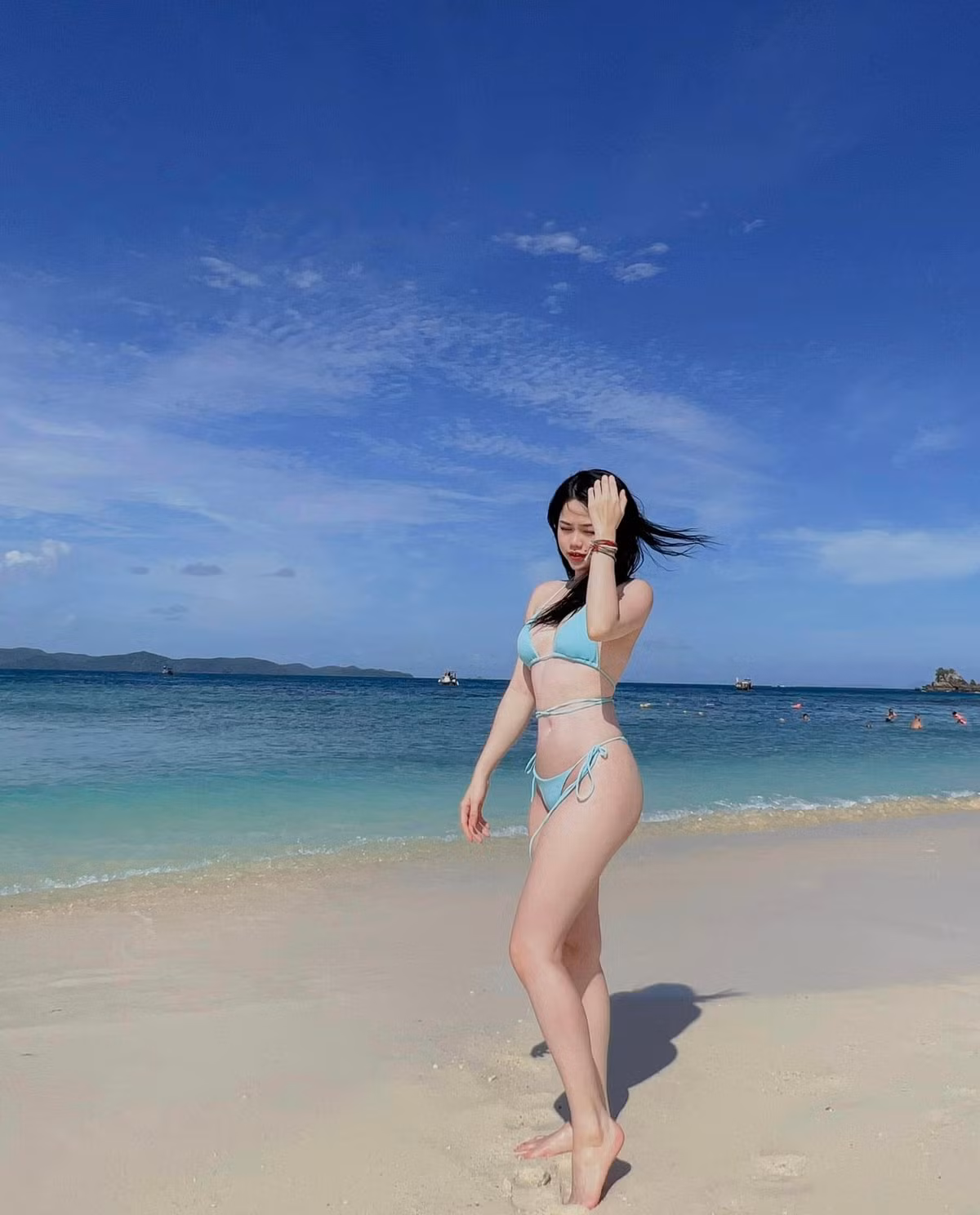 Mới đây, Huỳnh Anh vừa khoe loạt ảnh diện bikini gợi cảm trong chuyến du lịch nghỉ dưỡng.