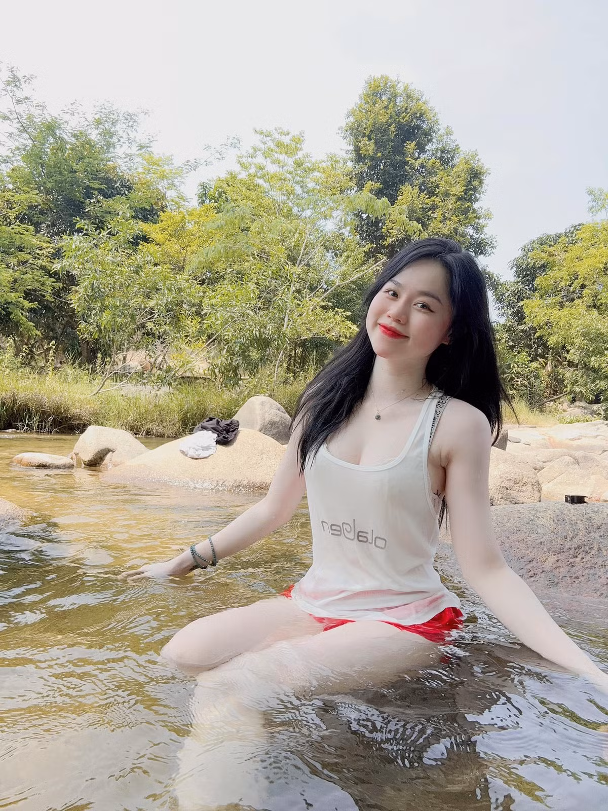 Điểm cộng của bạn gái cũ Quang Hải là làn da trắng như bông bưởi, gương mặt thanh tú, hài hòa.