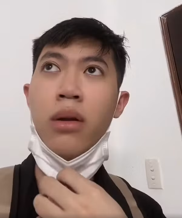 Biểu cảm sau đó đã chứng minh áp lực tài chính to lớn đè nặng lên vai của cậu lúc này khiến ai cũng rơi vào tâm trạng vừa thương vừa buồn cười.