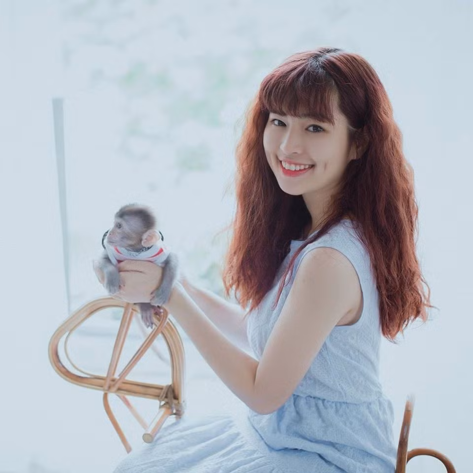 Với đôi má lúm đồng tiền xinh xắn, nụ cười tươi cùng làn da trắng, gương mặt ưa nhìn, Khánh Vân nhận được nhiều lời mời tham gia các dự án sau đó.