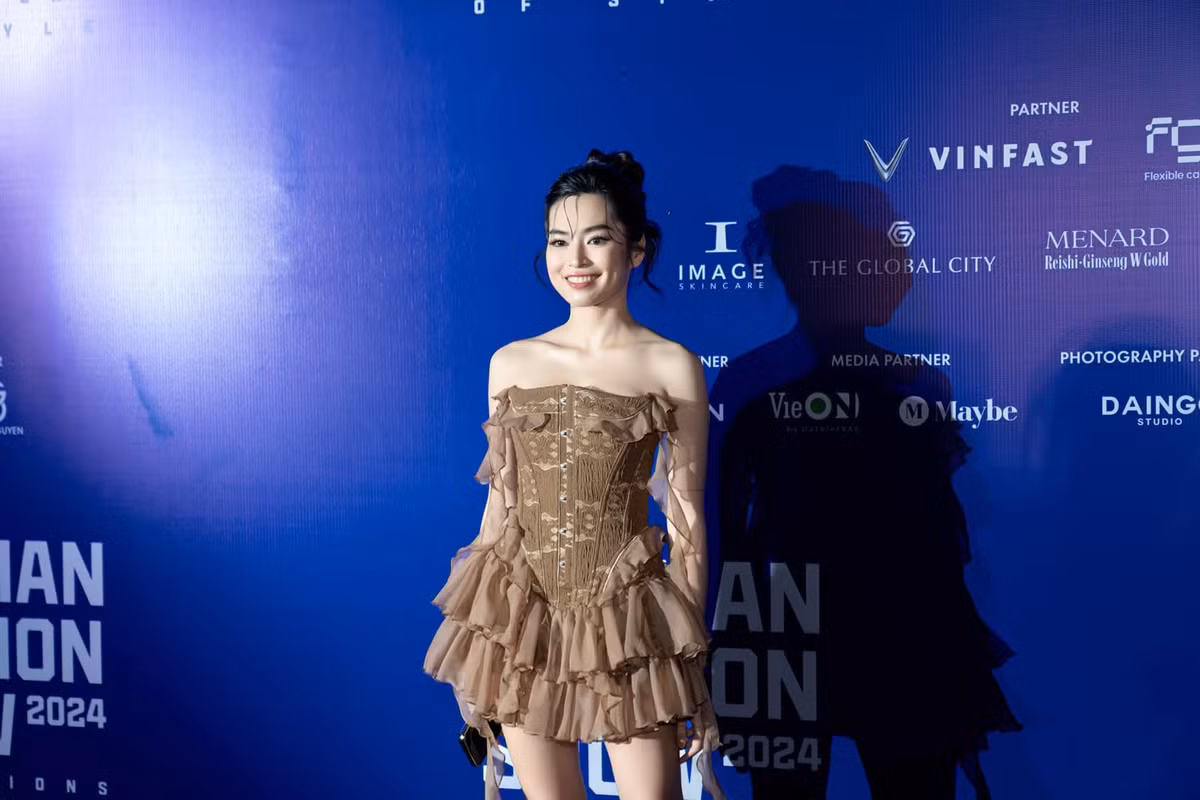 Khánh Vân cứ mua nhà rồi để đó, được giá thì bán. Tới năm 29 tuổi, nữ diễn viên đã sở hữu 4-5 sổ đỏ.