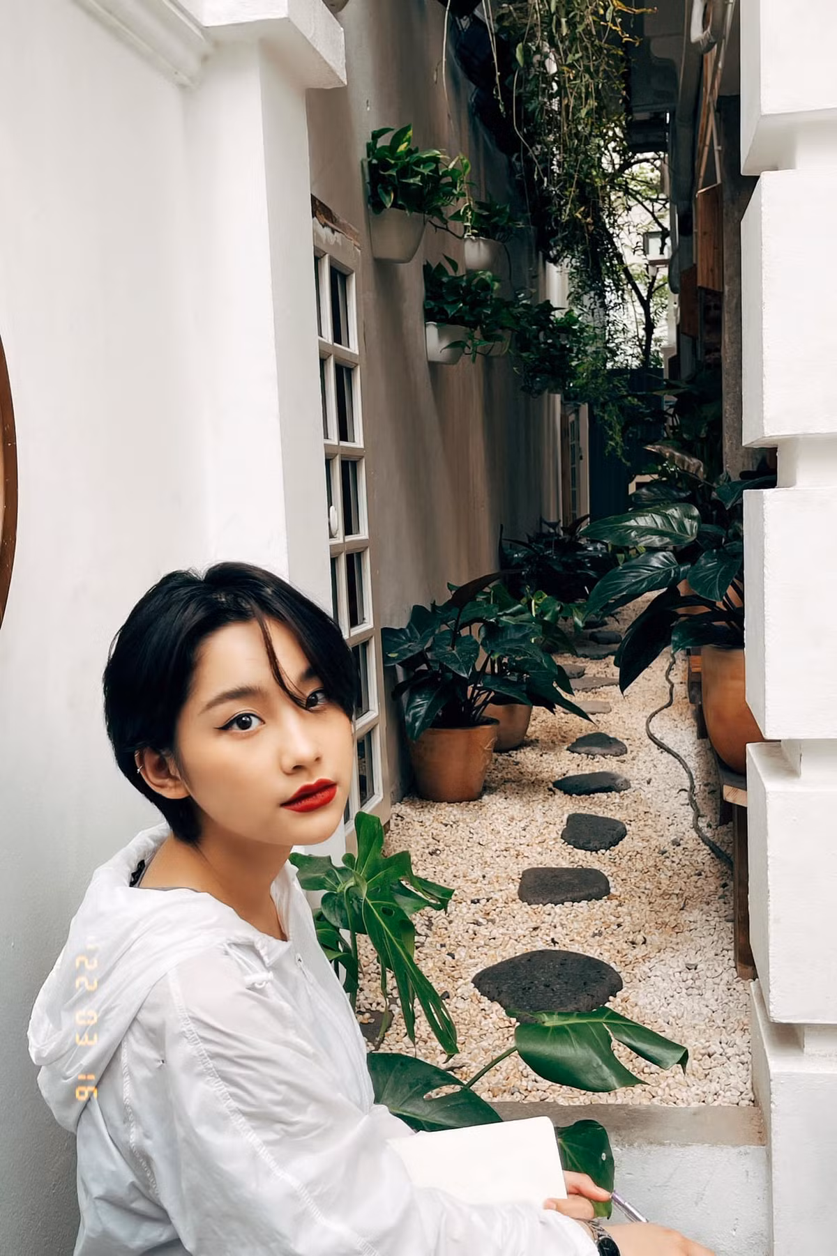 Đặc biệt hơn, Thu Hà Ceri còn bất ngờ nổi tiếng hơn sau khi tham gia vào MV “Sau lưng anh có ai kìa” của ca sĩ Thiều Bảo Trâm. Vào vai cô gái nữ phụ “trà xanh”, gái xinh người Tày được nhận xét có nhiều điểm tương đồng với “nàng thơ” Hải Tú của Sơn Tùng M-TP.