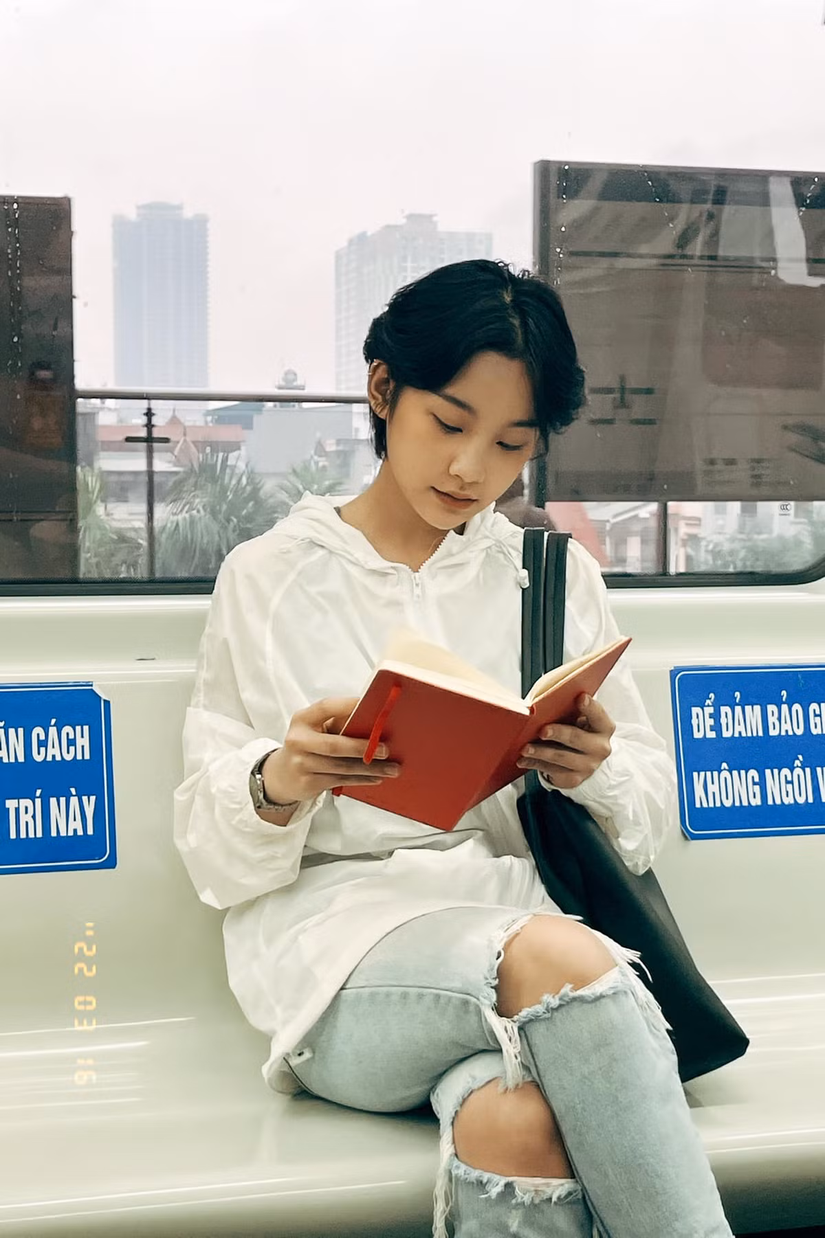 Ban đầu, bởi vì không có năng khiếu nên Thu Hà Ceri không biết diễn như thế nào cả. Nhưng sau nhiều lần cố gắng, cô nàng cũng đã thành công và có cho mình vai diễn đầu tiên trong web drama Phòng trọ kỳ quặc.