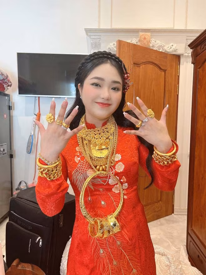 Mạng xã hội từng chứng kiến nhiều trường hợp các cô dâu khoe được tặng vàng trong ngày cưới con số ước tính lên tới cả cân.