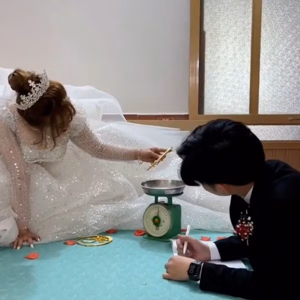 Bắt đầu màn trọng đại này, cô gái còn trêu chồng của mình là: "Anh ơi, bắt đầu khởi nghiệp".