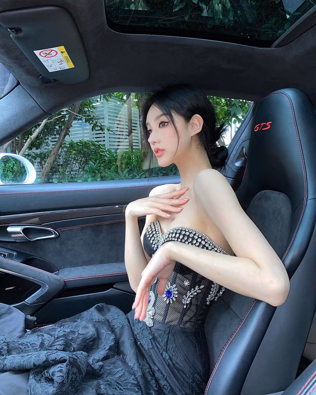 Cô thường xuyên được mới tới các show diễn thời trang nổi tiếng với tư cách là khách mời.
