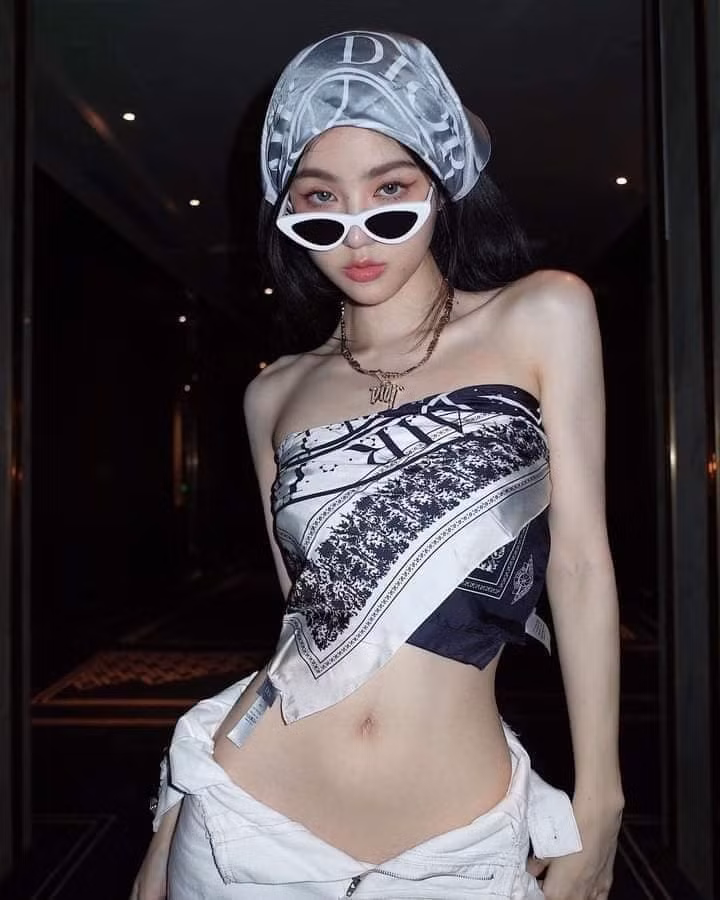 Cô nàng này còn được biết tới là một tiểu thư xinh đẹp, nổi tiếng với lối sống xa hoa khiến ai cũng ghen tị.