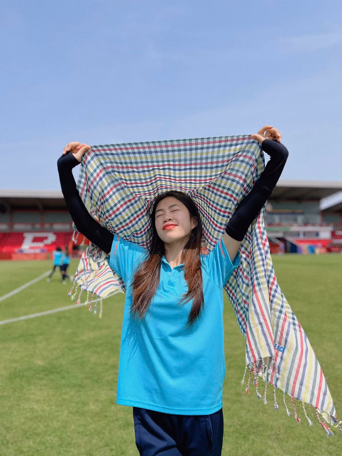 Dường như nắng, gió trên sân tập cũng không làm cho nhan sắc của Thanh Nhã bị "lung lay, cầu thủ tuyển nữ Việt Nam vẫn sở hữu làn da trắng mịn. Gương mặt tươi tắn, vui vẻ có phần “nhí nhố” của nữ cầu thủ khiến nhiều người thích thú. Không những vậy, cô nàng còn có chiều cao tốt và ngoại hình cân đối.