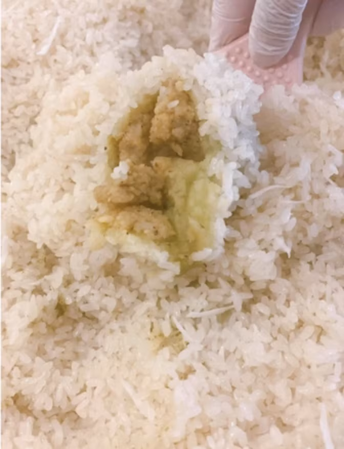 Người chủ quán cho biết thêm, gạo nếp làm xôi chị chọn loại ngon nhất của Hàn Quốc, các nguyên liệu còn lại như đỗ xanh, lá khúc được vận chuyển từ Việt Nam sang.