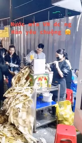 Người phụ nữ này cũng chia sẻ, trong số các món Việt được bán tại đây thì phở, các loại bún và đặc biệt bánh đa cua Hải Phòng được nhiều người yêu thích nhất.