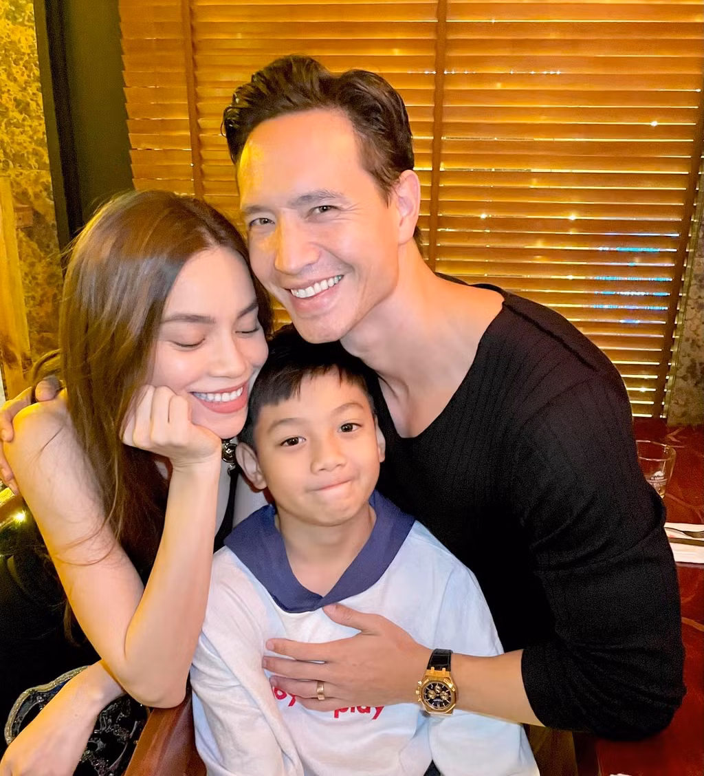 Trong thời khắc đón năm mới, Kim Lý đăng khoảnh khắc tình cảm bên Hồ Ngọc Hà và Subeo. Anh gửi lời chúc yêu thương đến bạn bè, khán giả.