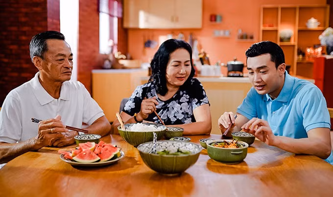 Nhìn lại năm 2020, Quốc Trường nói với Zing: "Đây là một năm sóng gió, có nhiều biến động. Tuy nhiên, tôi may mắn khi vẫn thực hiện được mục tiêu mình đề ra. Năm nay, tôi làm được một bộ phim với nhân vật ưng ý. Điều tự hào nhất, tôi làm được lễ kỷ niệm 40 năm ngày cưới của cha mẹ. Đó là niềm mơ ước từ nhỏ của tôi".