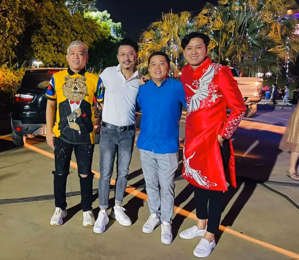 Diễn viên hài Hứa Minh Đạt cùng nhóm bạn Quách Ngọc Tuyên, Hoàng Mèo và Thanh Tân tham gia một show diễn chào đón năm mới 2021. Nam diễn viên cảm thấy hạnh phúc khi mang lại tiếng cười cho khán giả vào ngày đầu năm.