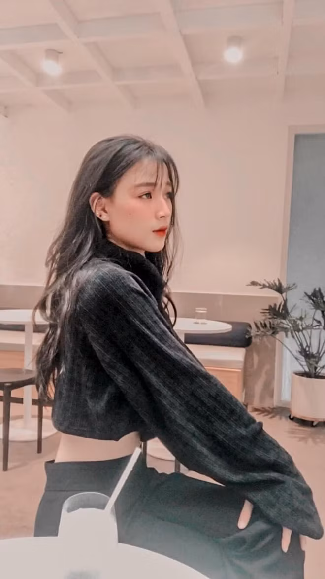 Có thể nói ngay từ cái nhìn đầu tiên, thần thái của Thanh Hà đã là thứ khiến người ta không thể rời mắt: Có chút lạnh, quyến rũ nhưng cũng có nét gì rất dễ thương. Gương mặt thanh tú với sống mũi cao, làn da trắng và biểu cảm "dỗi hờn" cũng rất hút mắt người đối diện.