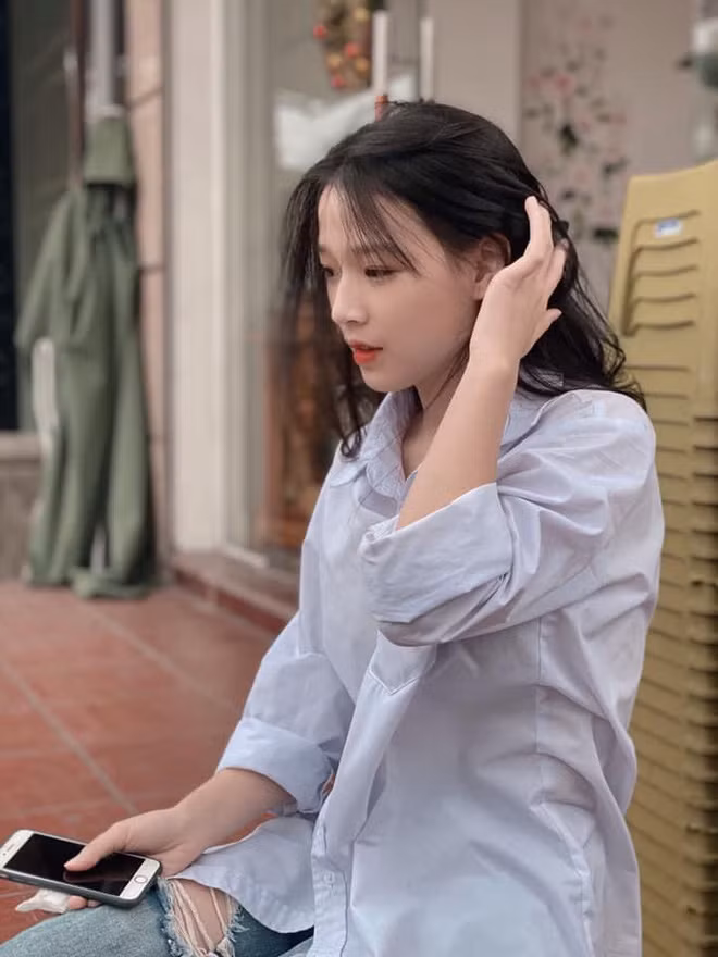 Thanh Hà tên đầy đủ là Trần Dương Thanh Hà, hiện là học sinh lớp 12 trường THPT Yên Phú 1 (Bắc Ninh).