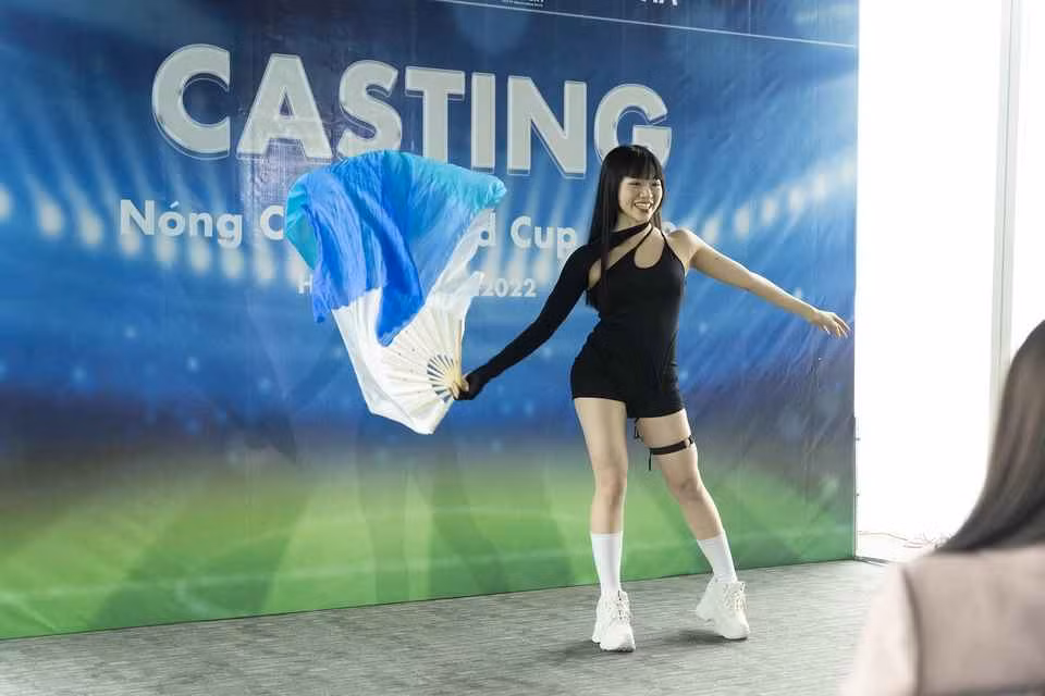 Đến với "Nóng cùng World Cup 2022", Nguyễn Thị Thu Huyền mong muốn mang đến năng lượng mới mẻ cho chương trình. Gái xinh sinh năm 1999 có năng khiếu nhảy trên nền nhạc World Cup.