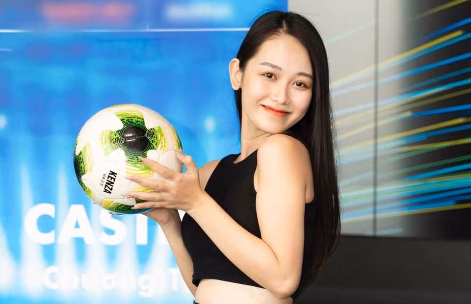 Khánh Linh từ lâu đã đam mê bóng đá. Cô đặc biệt hâm mộ tuyển Anh và Harry Kane.