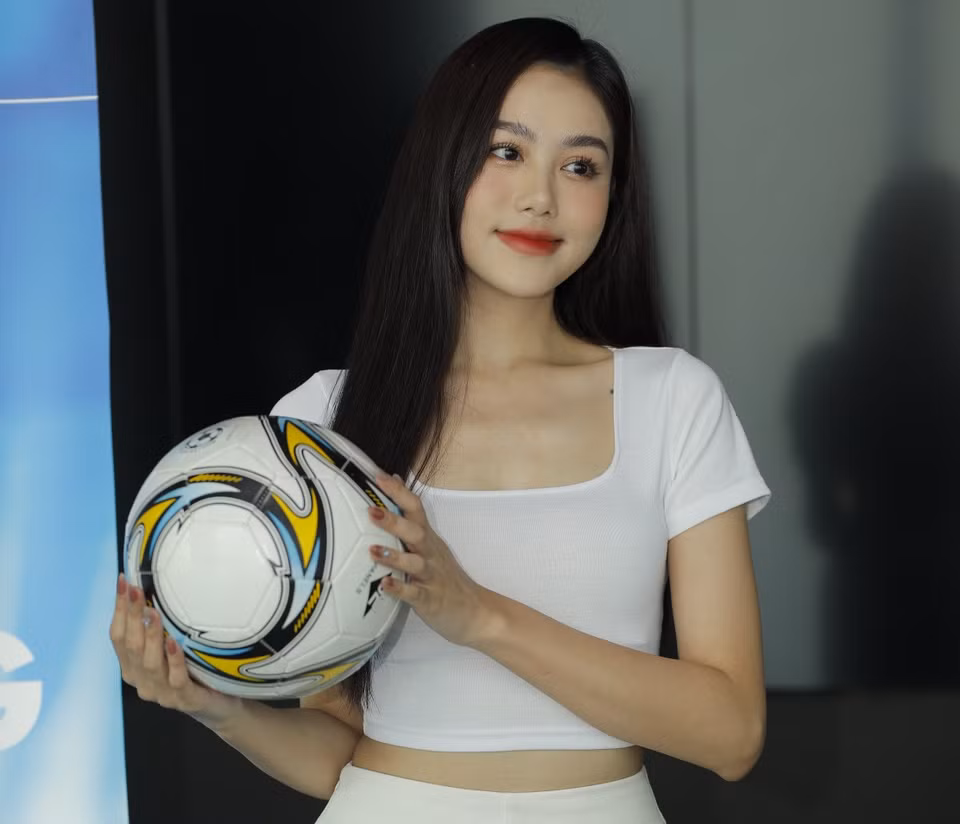 "Em muốn được thấy tuyển Pháp bảo vệ thành công chức vô địch World Cup, nhất là khi "Les Bleus" còn có sự phục vụ của Karim Benzema, chủ nhân của Quả bóng vàng 2022", Diệu Thúy hào hứng.