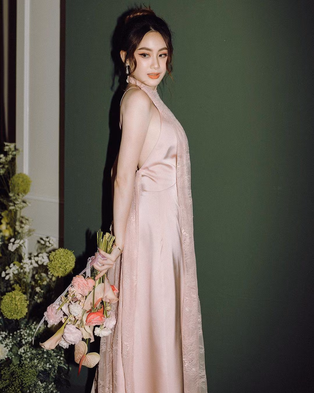 Bản thân Phoiphailin Sivilay cũng rất hào hứng khi được thử khoác lên mình chiếc áo đặc biệt này.