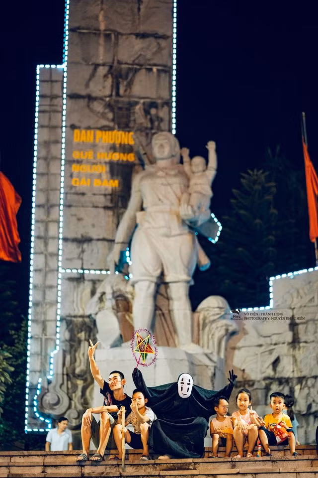 Để khuấy động bầu không khí Trung thu có phần ảm đạm, một anh chàng Vô Diện đến từ Đan Phượng - Hà Nội mới đây xuất hiện và mang đến cho mọi người nhiều tiếng cười.