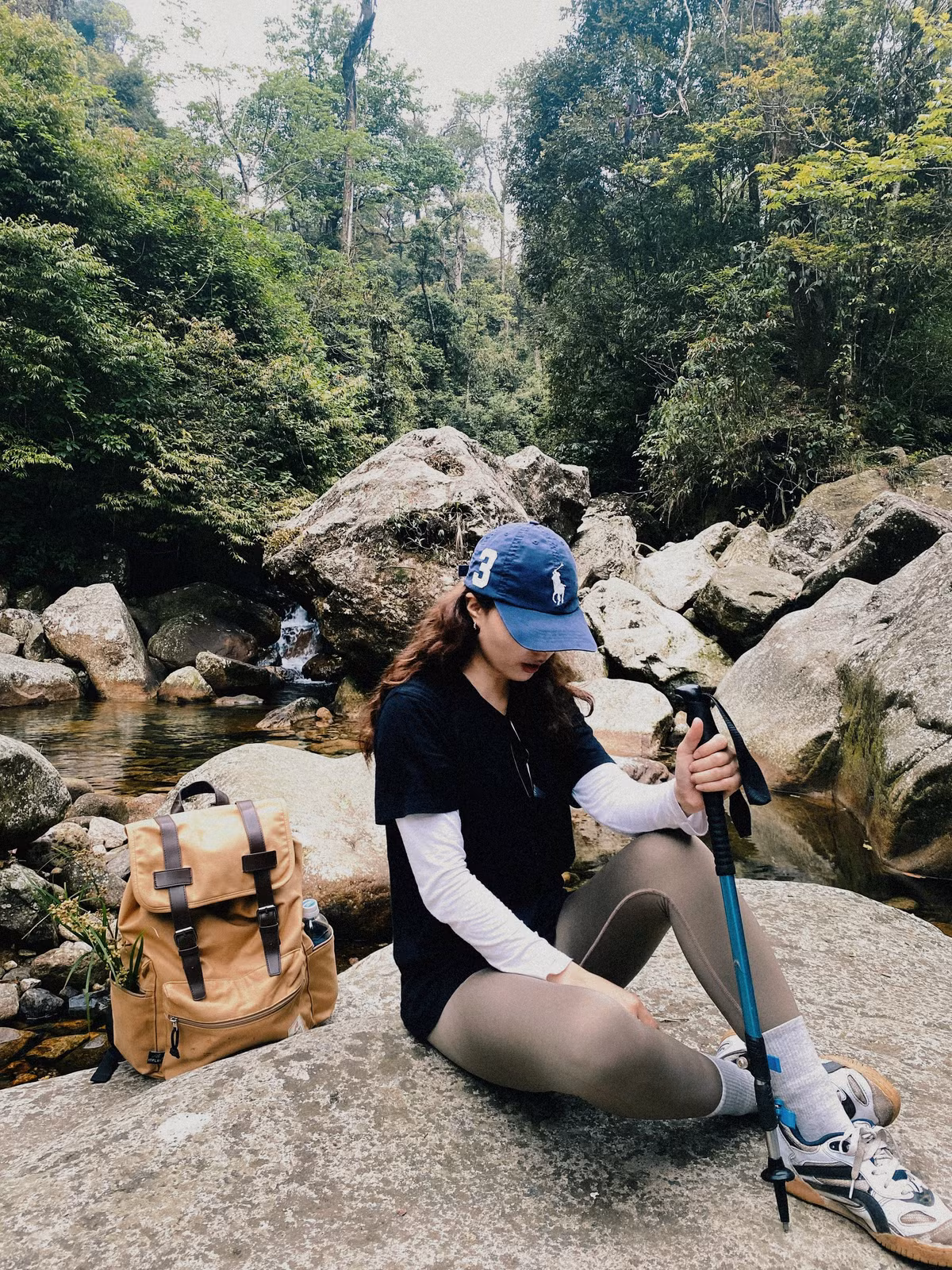 La Mộc lại tiếp tục trải nghiệm tour câu cá cùng vài người bạn. Ai cũng say sóng nên mới chỉ câu được một tiếng, cả đoàn không thể chịu được, phải xin chủ ghe nhổ neo đi về.