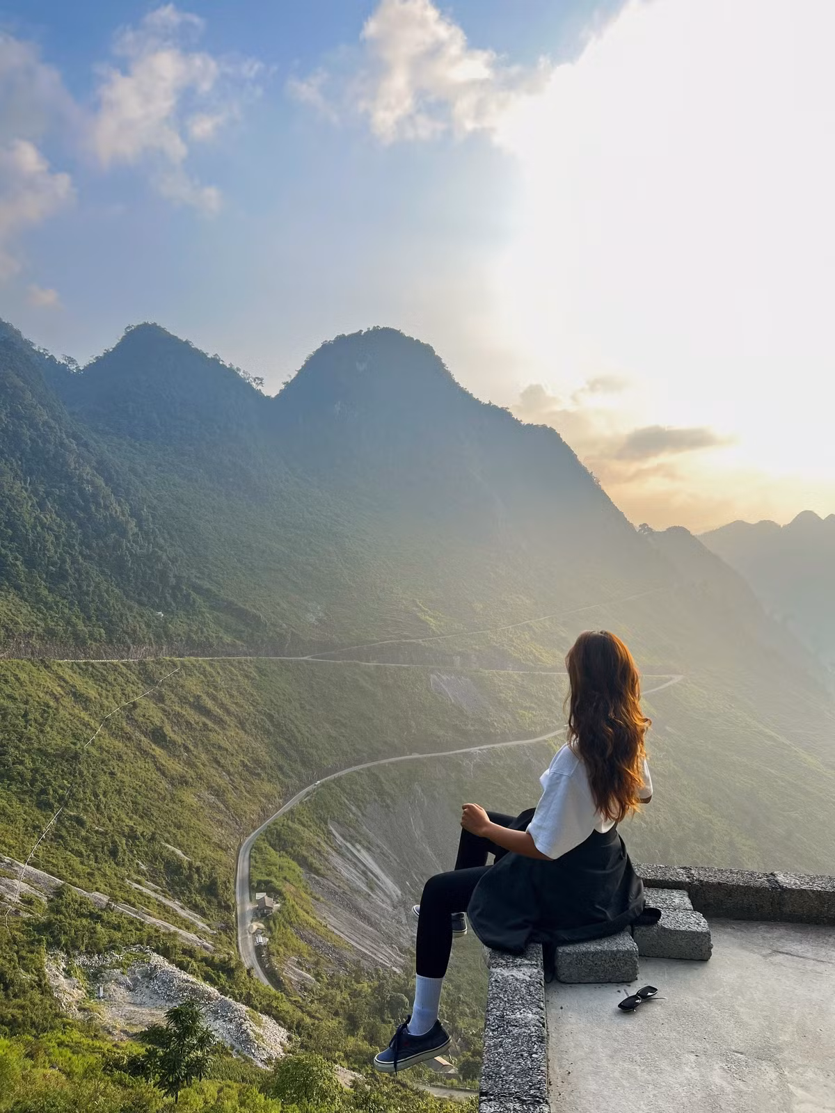 Trước khi lên đường, La Mộc đăng lên các hội, nhóm dân cư Phú Quý trên mạng xã hội để nhờ mọi người tìm phòng và nhận được sự giúp đỡ nhiệt tình. Khi xuống cảng cùng hành lý gói gọn trong hai chiếc vali, cô được những người bạn quen qua mạng đón và đưa về phòng trọ.
