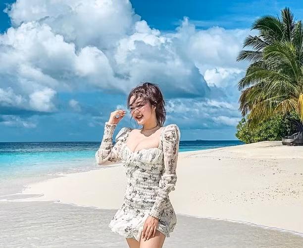 Những chiếc váy khẽ ôm nhẹ nhàng đặc biệt là tôn vòng 1 thường xuyên được cô chọn diện.