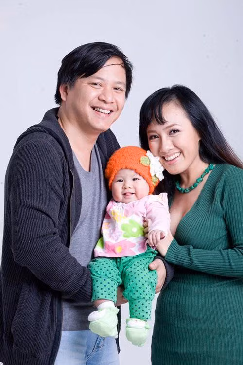 Xuất hiện cùng vợ con, chồng BTV Hoài Anh diện áo polo xanh, quần short đơn giản, đang nở nụ cười nhẹ nhàng hướng về phía ống kính máy ảnh.