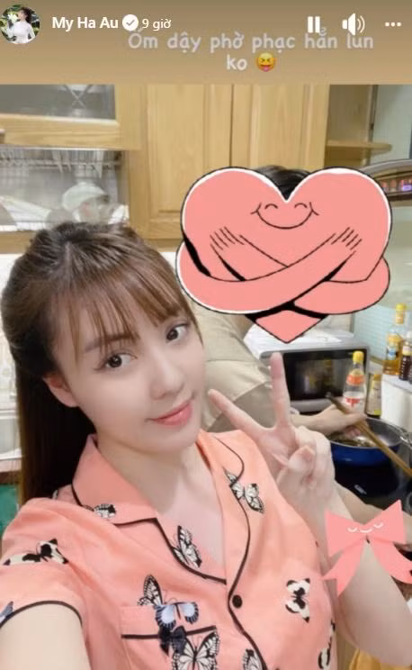 Đính kèm là hình ảnh cô giáo hot girl selfie trong nhà bếp cùng "ai đó". Người này đang đứng nấu nướng, nhưng đã bị Âu Hà My cố tình che mặt.