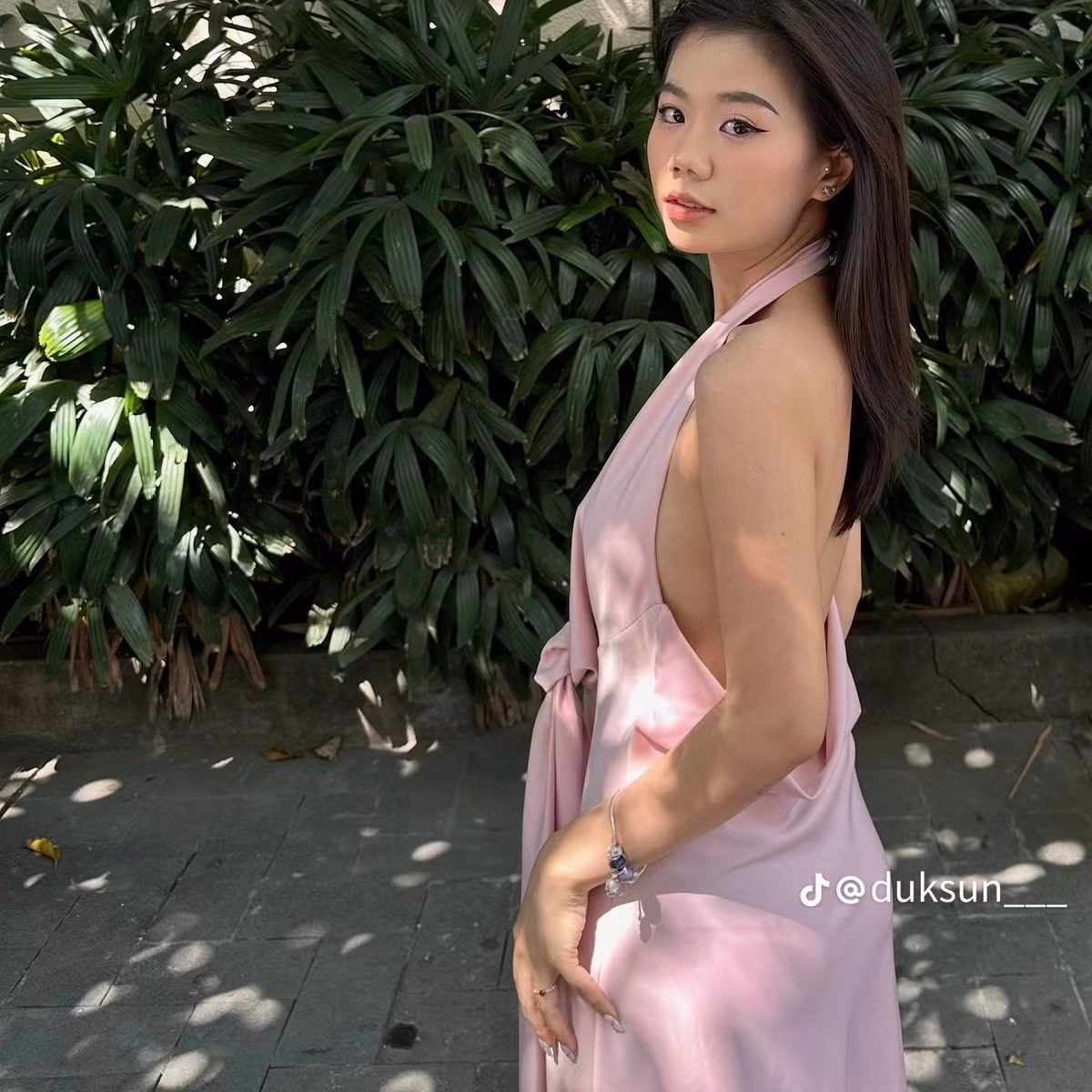 Cô nàng TikToker này thường xuyên diện chiếc váy xuyên thấu, mỏng manh, thấy được phần nội y bên trong.