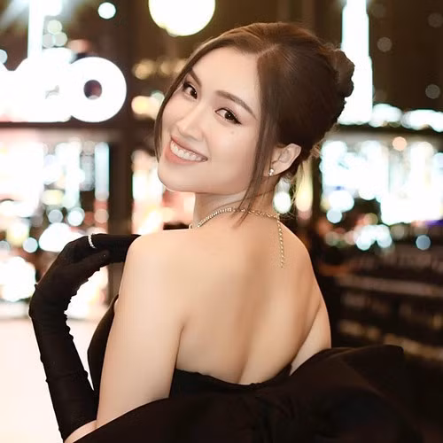 Thanh Thanh Huyền còn khiến mọi người ngưỡng mộ về thành tích học tập tốt. Cô từng học đàn tranh ở Trường Cao đẳng Văn hóa Nghệ thuật, sau đó đỗ thủ khoa ngành Kinh doanh Thương mại của Đại học Nha Trang và theo học tại đây trong 2 năm.