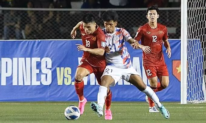 Tuyen Viet Nam thang nhe Philppines, HLV Troussier tam loai bo ap luc-Hinh-3