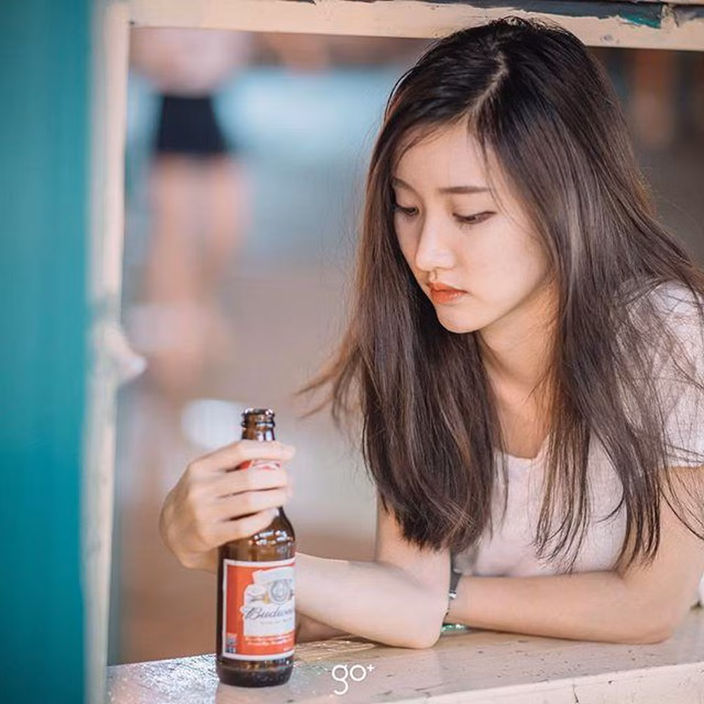 Ngoài đi học, hot girl xứ Triệu Voi cũng tham gia làm mẫu ảnh cho một số nhãn hiệu thời trang. Cô nàng thường xuyên nhận được lời mời từ nhiếp ảnh gia để thực hiện các bộ ảnh trong trẻo, tươi sáng.