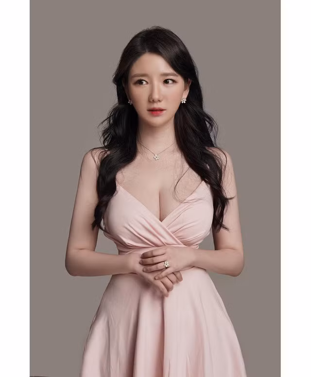 Gương mặt ưa nhìn, thân hình vạn người mê, hot girl Jsol hoàn toàn có thể theo đuổi công việc như các hot girl, người mẫu ảnh. Nhưng cô nàng lại lựa chọn việc sang Pháp du học tấm bằng thạc sĩ.