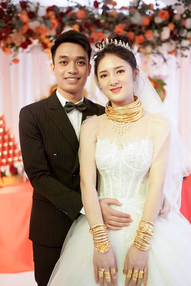 Cách đây chưa lâu nhiều đám cưới khiến netizen phải choáng váng với màn trao cửa hồi môn. Thậm chí, nhiều người còn miêu tả, cô dâu phải nhận 30 phút mới hết phần bố mẹ cho.