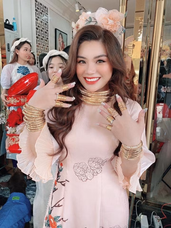 Những đám cưới với của hồi môn là vàng đeo trũi cổ không còn xa lạ với netizen.