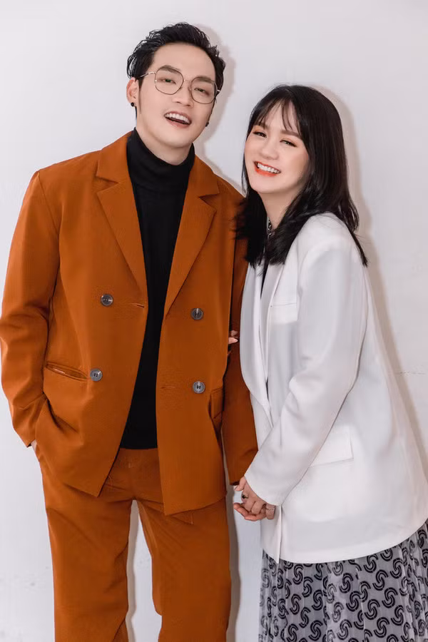 Thủng Long Family là kênh TikTok với 2,1 triệu người theo dõi của vợ chồng Thủng Long (tên thật Trần Tụ Long) và Bom (tên thật Phan Tuyết Nga). Kênh TikTok nhà Thủng Long được đánh giá cao bởi sự đầu tư về mặt nội dung, dù hài hước nhưng lại không “xàm” và cực kỳ cuốn hút.