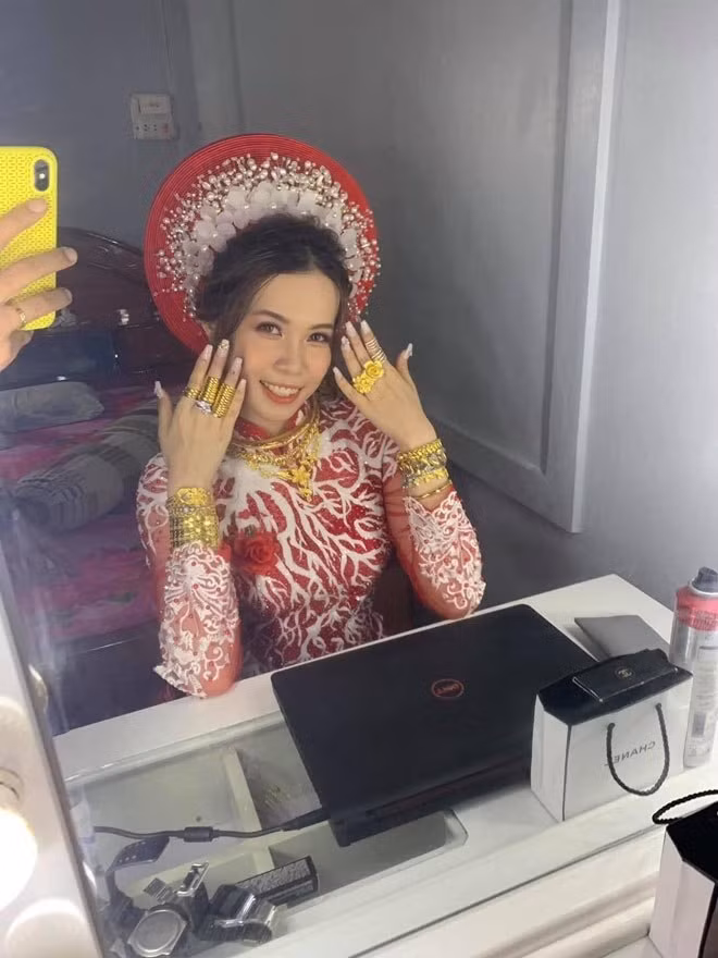 Những ngày gần đây, mạng xã hội tích cực lan truyền hình ảnh cô dâu trong trang phục áo dài đỏ lấp lánh. Đáng chú ý, từ cổ đến tay người này đều nặng trĩu vàng.