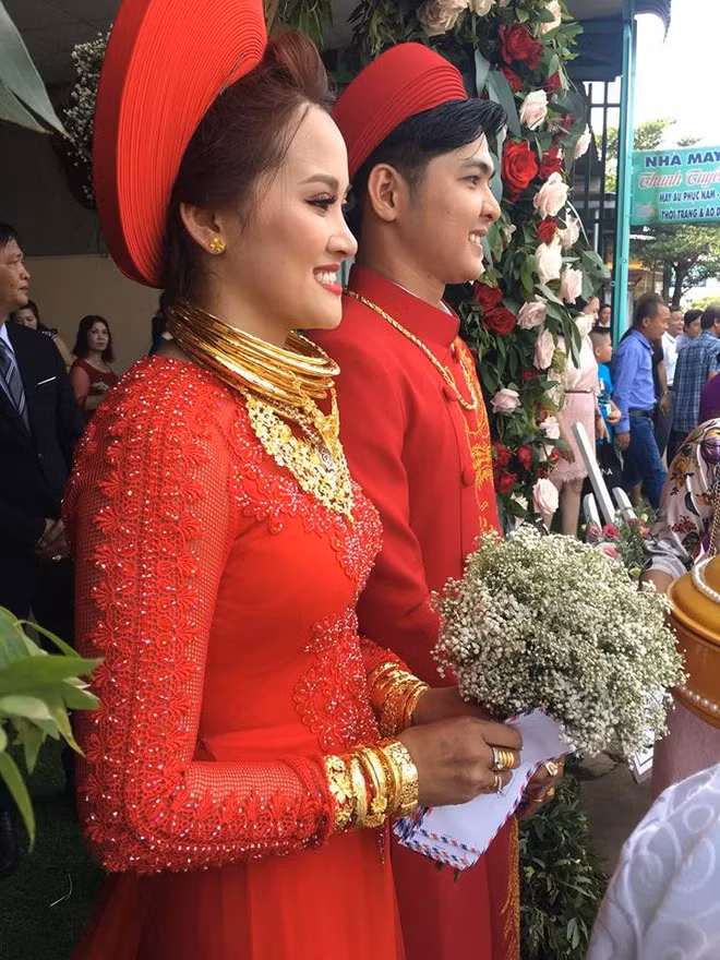 Bên cạnh đó, cũng có nhiều người dí dỏm trêu đùa cô dâu, với số kiềng vàng kia không cẩn thận sẽ bị... vẹo cổ mất.