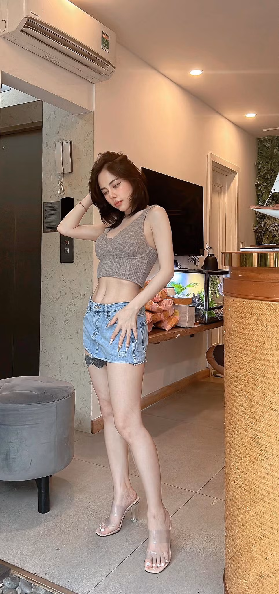 Bạn gái Huỳnh Anh cho hay, việc phẫu thuật giúp bản thân xinh đẹp, tự tin hơn nên cô không ngại khoe ra những điểm mà bản thân thay đổi.