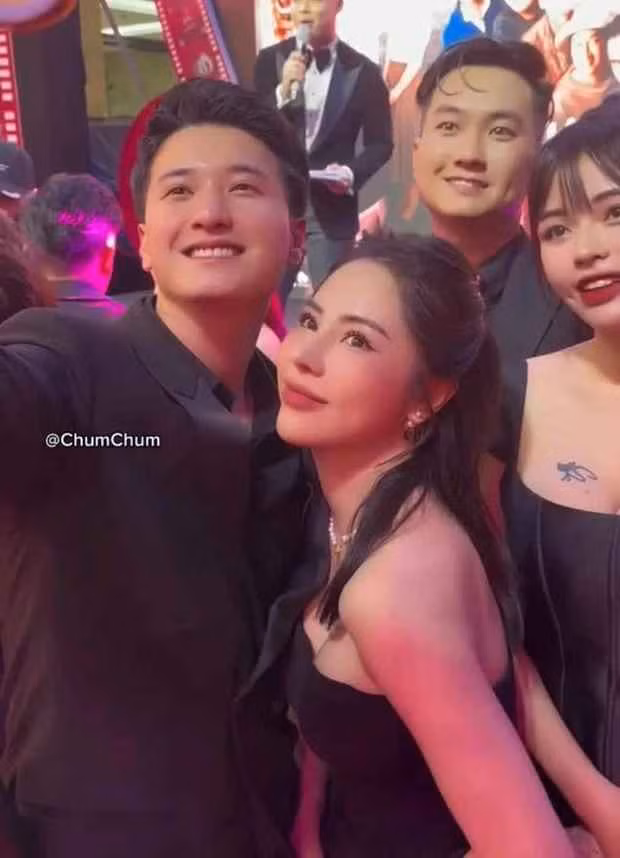 Trong khi Huỳnh Anh vẫn nhận nhiều lời khen bởi vẻ ngoài điển trai, bảnh bao thì bạn gái hơn 6 tuổi cũng được netizen chú ý không kém.