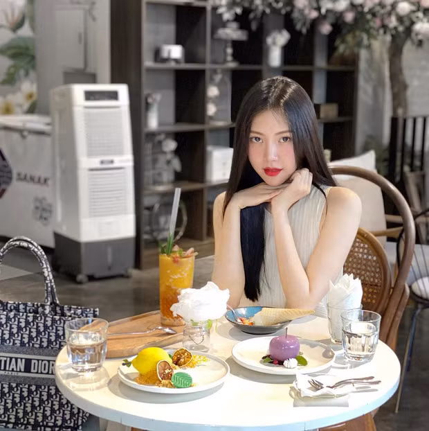 Một cái tên khác trong làng úp mở gương mặt thật của bạn trai chính là Vũ Ngọc Châm.