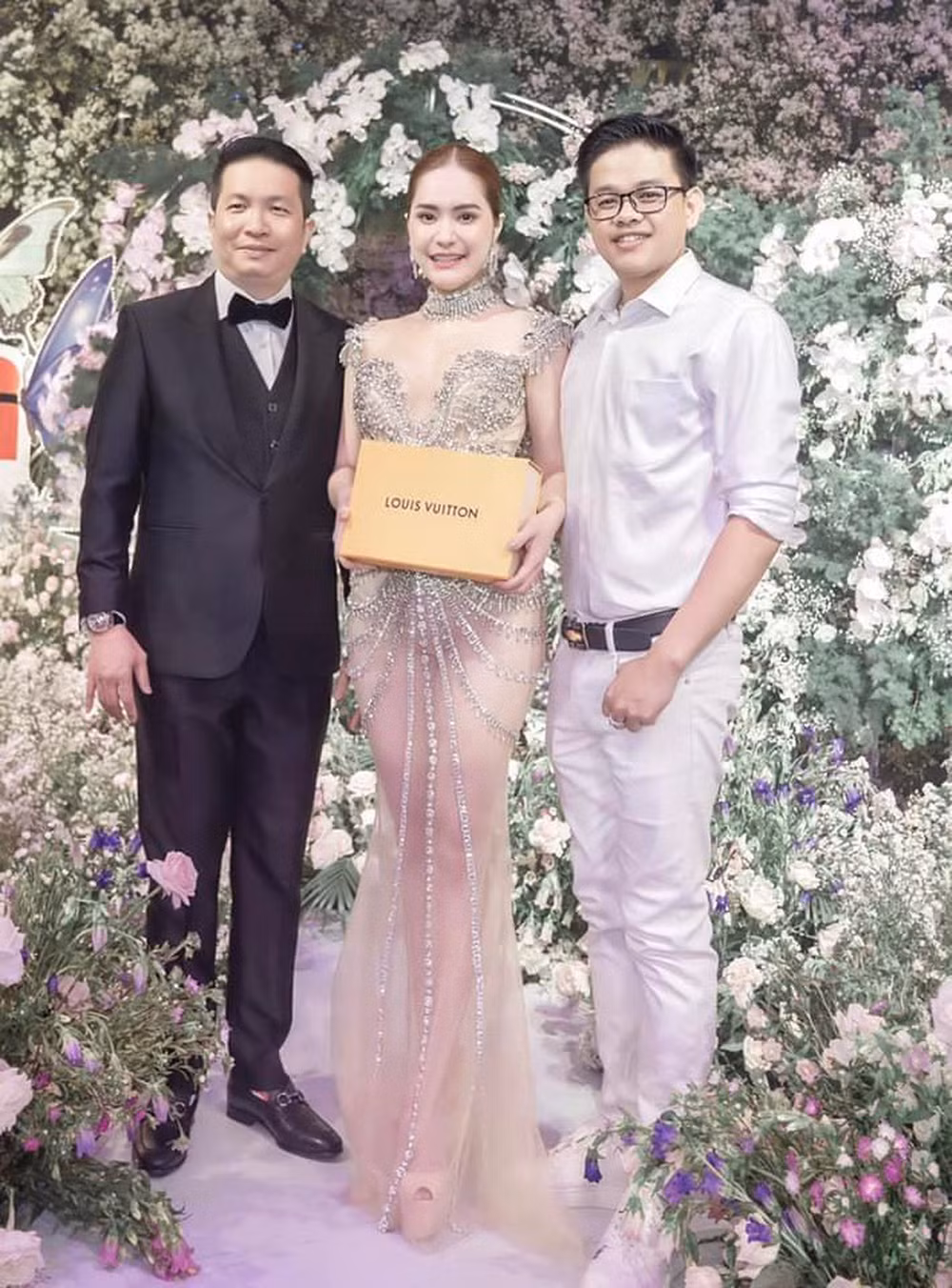 Bữa đại tiệc của Đoàn Di Băng được trang trí bằng 4 tấn hoa tươi, mời 100 khách mời VIP, sử dụng 50 photographer tác nghiệp bắt trọn mọi khoảnh khắc, 100 nhận sự đón khách.