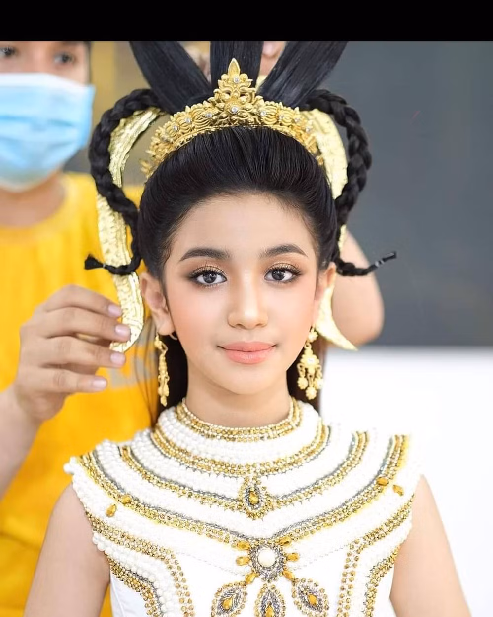 Đam mê nghệ thuật từ nhỏ nên năm 2018, công chúa đầu quân cho một công ty giải trí, trở thành một trong số ít thành viên hoàng gia tham gia nghệ thuật.