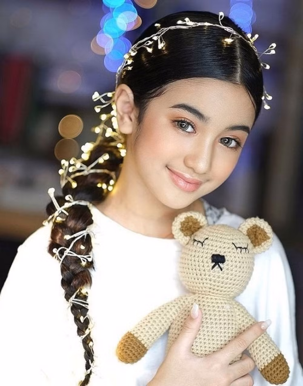 Jenna không chỉ xinh đẹp mà còn rất tài năng, giỏi giang. Cô bé có thể nói 5 thứ tiếng: Khmer, Anh, Pháp, Trung và Thái Lan.