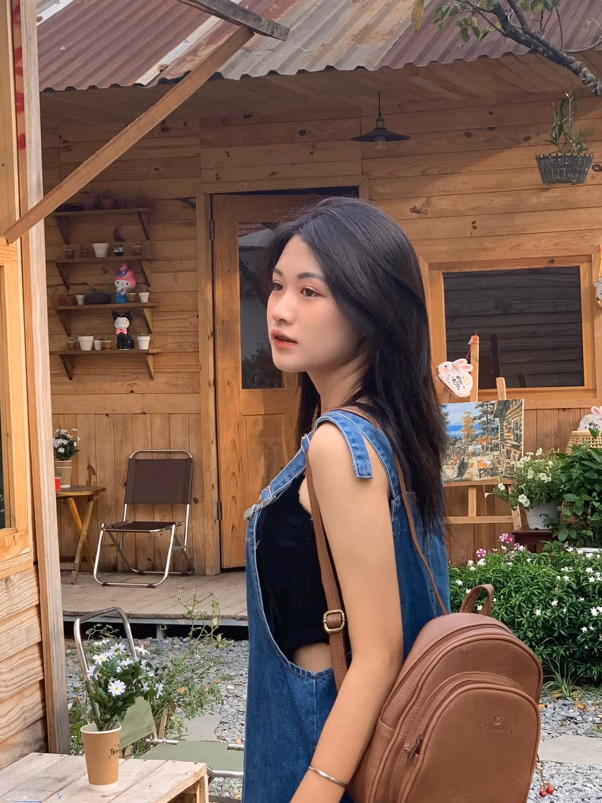 "Tôi quan điểm vẻ đẹp tri thức mới là điều tuyệt vời nhất. Văn hào Victor Hugo từng nói 'Yêu cái đẹp là thấy ánh sáng'. Đó có thể là ánh sáng của một khuôn diện khiến người khác phải ngưỡng mộ, nhưng cũng là hào quang tỏa sáng từ kiến thức uyên thâm. Tri thức là nét đẹp không dễ nhìn thấy, càng không dễ có được. Nó đến từ sự học bền bỉ, từ những trải nghiệm cá nhân và từ sự thông tuệ các vấn đề xã hội", Thu Hiền tâm đắc chia sẻ.