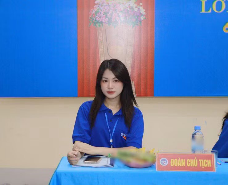 Bài đăng nhanh chóng nhận được nhiều lượt tương tác của cư dân mạng. Nhiều bình luận khen ngợi nét đẹp trong trẻo, ngọt ngào của cô gái này. "Chủ tịch này xinh quá", "Bạn này xinh quá đi", "Cho tôi xin thông tin lớp bạn này để xác minh xem có thật ngoài đời không ạ", "Bạn này trường mình nhé, xinh kiểu dịu dàng, nền nã lắm", "Em Hiền ngoài đời còn xinh hơn trong ảnh luôn nhé",... là những bình luận của cư dân mạng.