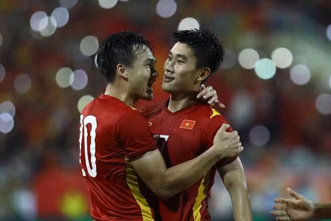 Cụ thể, Mạnh Dũng cho biết: "Thi đấu dưới sự cổ vũ của khán giả nhà là một điều tuyệt vời nhưng cũng rất áp lực với em cũng như các cầu thủ".